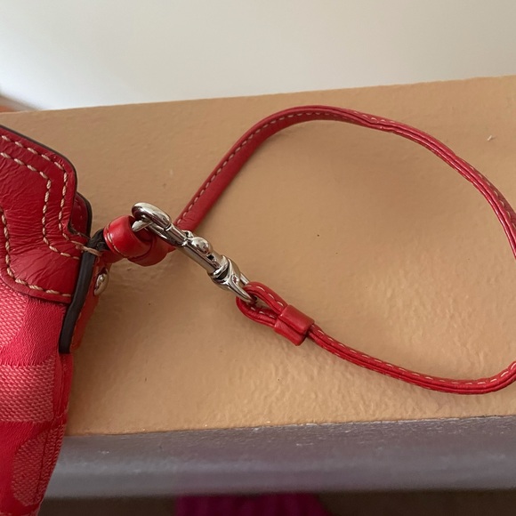 COACH wristlet tote in red with box fold closure - Picture 4 of 7